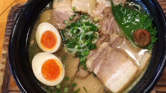 『麺’ｓらぱしゃ』（鹿児島市山田町）：梅干しをつぶして食べる塩ラーメンがおいしい