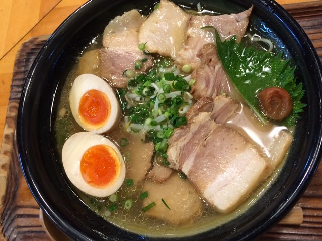 『麺’ｓらぱしゃ』（鹿児島市山田町）：梅干しをつぶして食べる塩ラーメンがおいしい